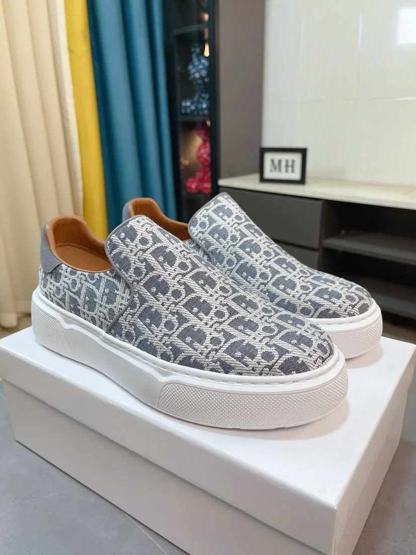 Men's men's shoes 💰380🌸🌸[Dior] 25ss new product B01 moral training shoes. The toe dimension design of the couple's style is a bit wider. The upper foot comfort is perfect. The threads are beautiful. Perfectly adaptable to trousers. Decorated with various classic details. It is an ideal choice for daily styling. Can be matched with various casual items to create exquisite looks. Fabric: top layer cowhide/lining sheepskin TPU original outsole Code number: 38-44, 45 customized
